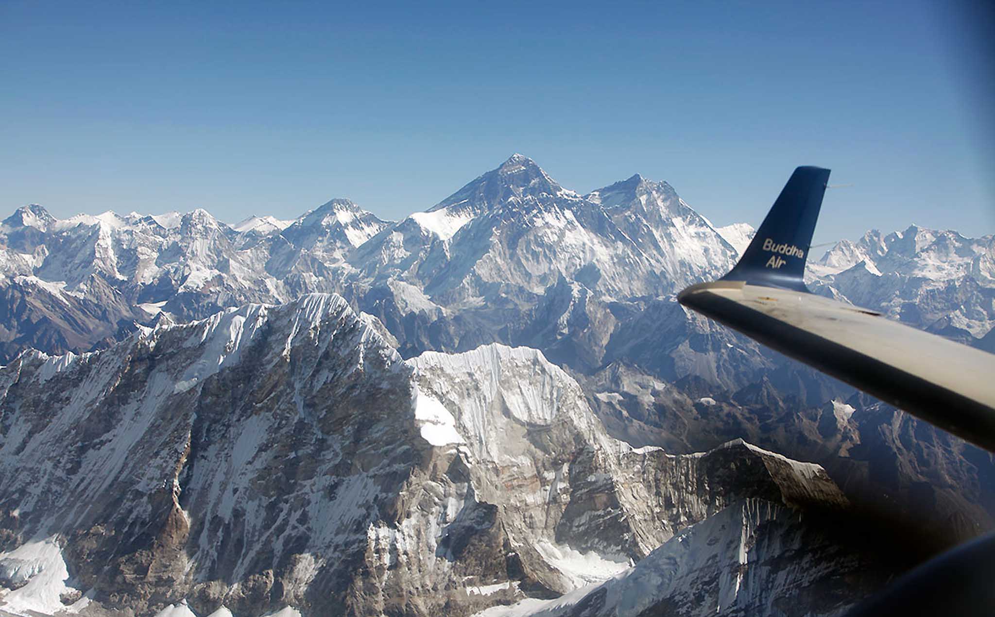 Everest is the highest mountain. Гора Эверест с самолета. Гималаи Эверест с самолета. Вершина Джомолунгма Эверест из космоса. Гималаи вид с самолета.